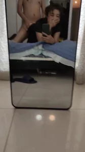 小王为了卖车被客户拉到镜子前爆艹